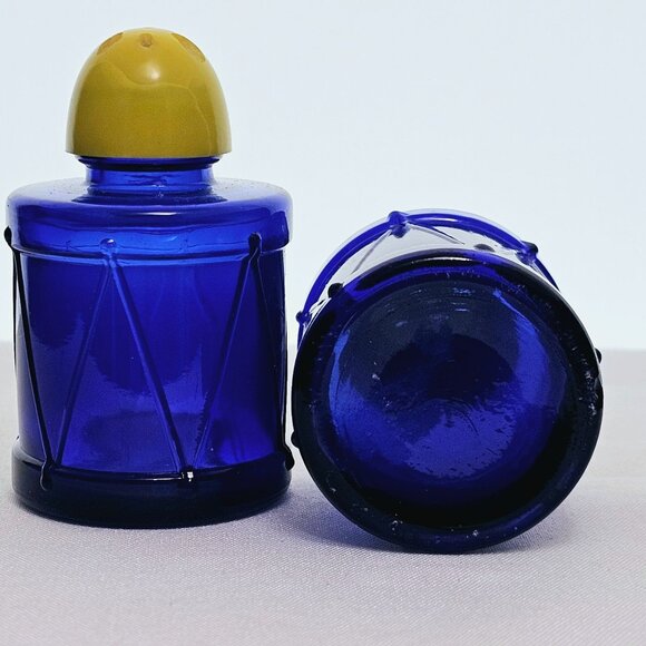 Hazel Atlas Drums Salt Pepper Shakers Cobalt Glass blue 3" yellow lid vtg - Picture 5 of 8